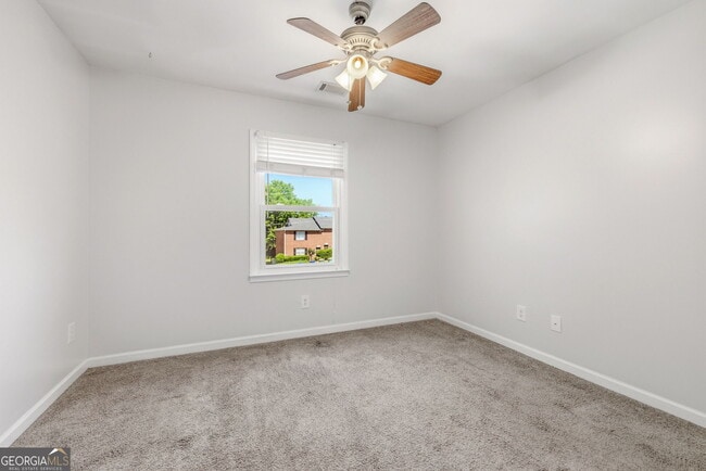 Building Photo - 205 Pineview Dr