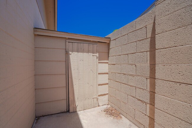 Building Photo - 845 W Romo Jones St
