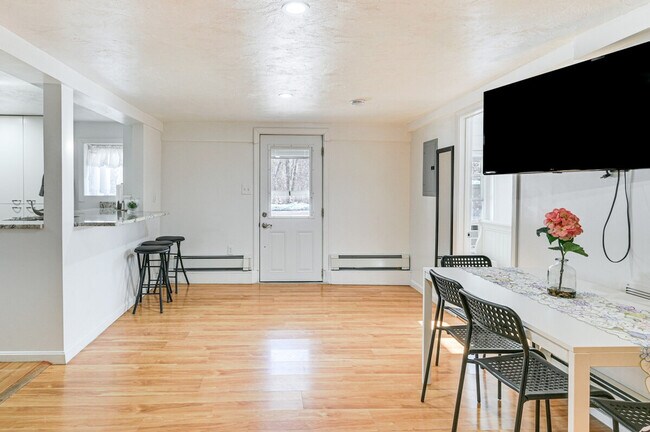 Building Photo - 815 Donata Rd