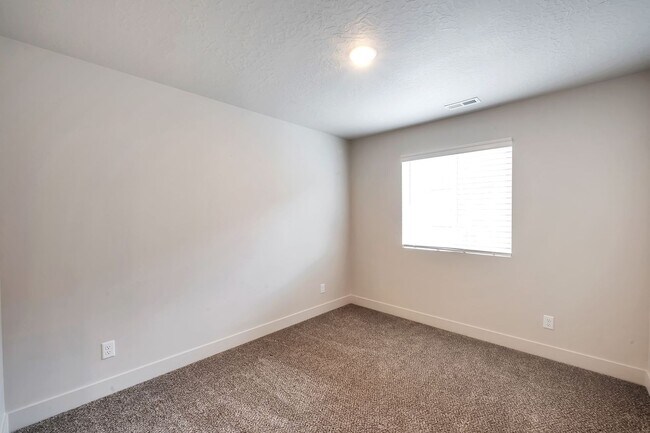 Building Photo - Join this growing Mapleton Village Community.