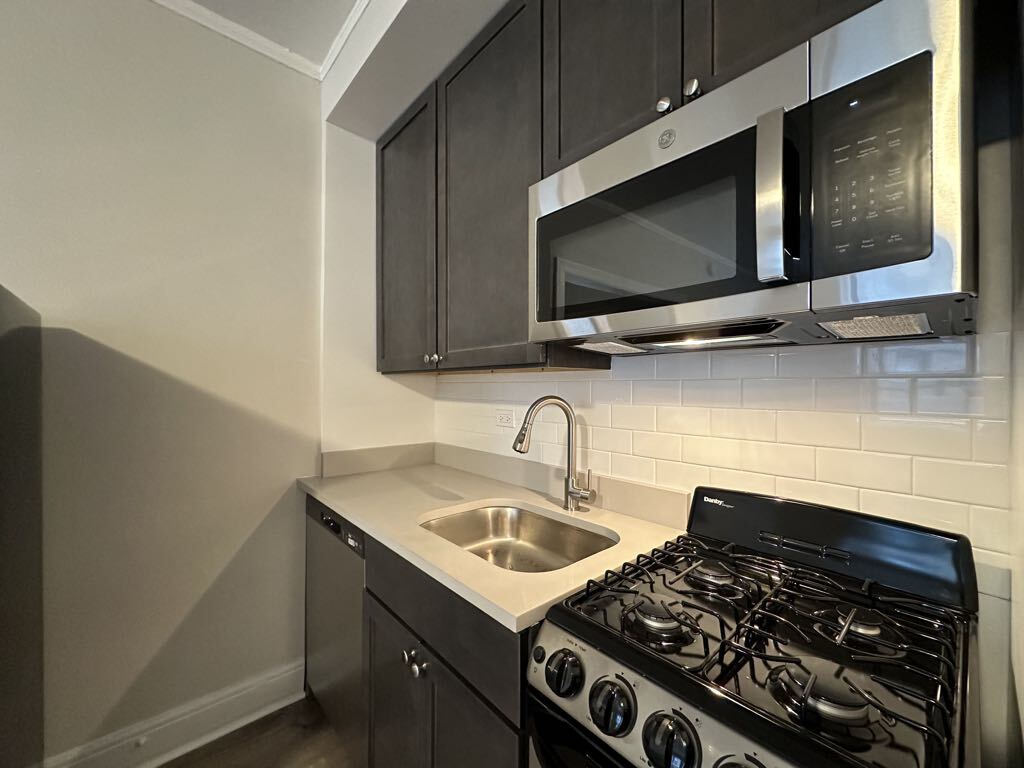 Building Photo - 3335 W Diversey Ave