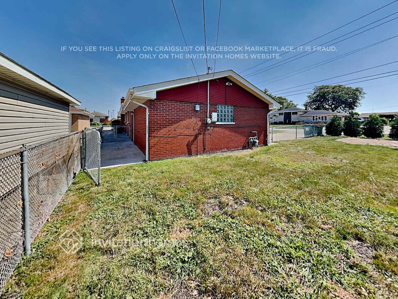 Building Photo - 7648 S Oconto Ave