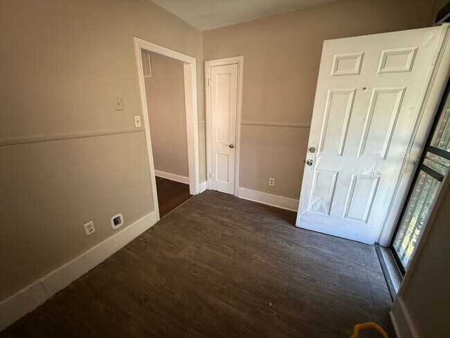 Building Photo - Great family-friendly home with 3 beds and...
