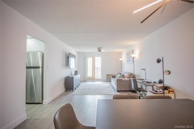 Building Photo - 230 W Broadway