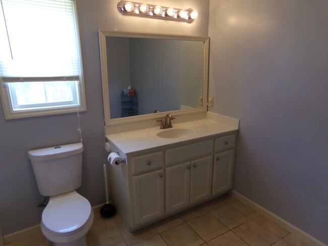 Building Photo - Charming Home in Havelock