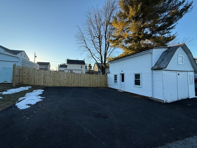 Building Photo - 960 Maple St