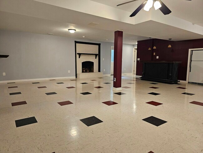 Building Photo - 13440 Carriage Hill Dr