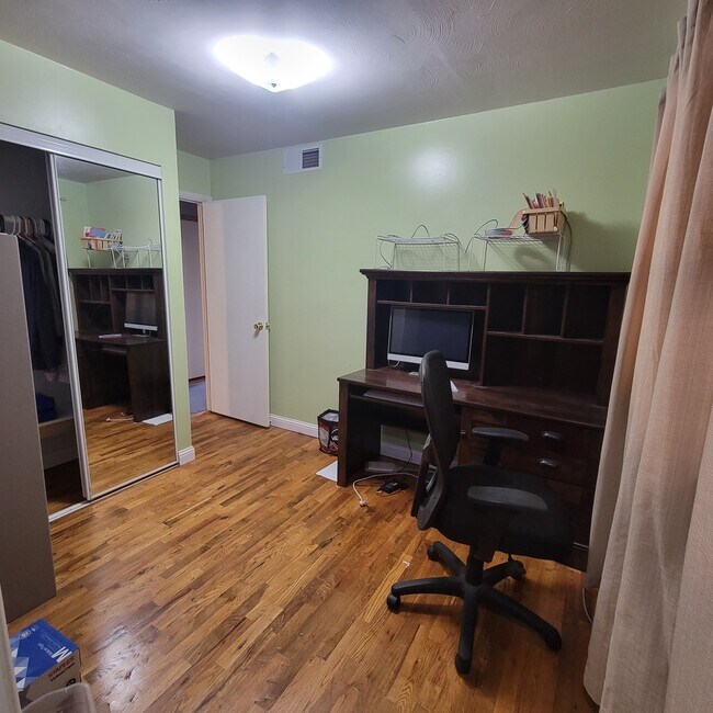 Building Photo - 431 E Van Buren St
