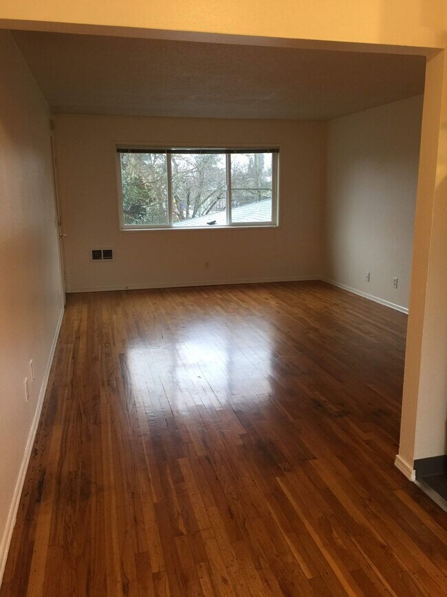 Building Photo - Upper 2bed, stainless steel appliances, of...