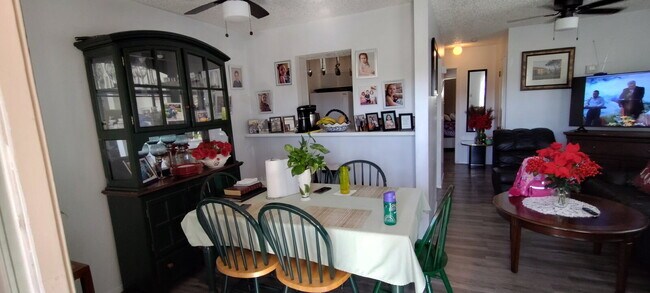 Building Photo - Cozy 1 Bed, 1 Bath Duplex A Block From Woodlawn Lake