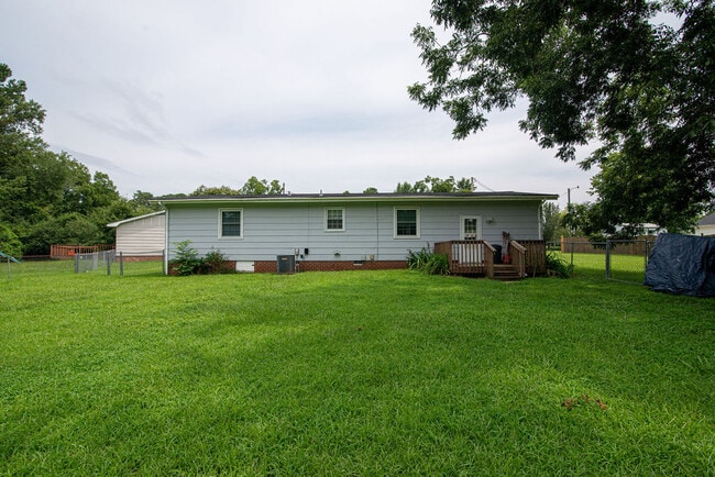 Building Photo - 203 Noble Ct