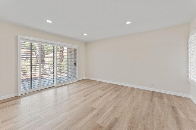 Building Photo - 505 S Farrell Dr