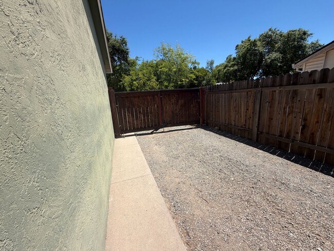 Building Photo - 4 bedroom house in Orangevale on a huge lot
