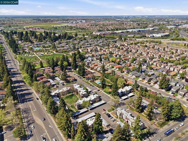 Building Photo - 102 Luna Grande Cir