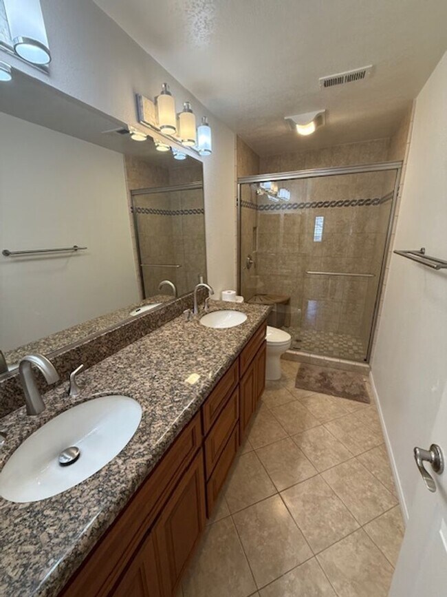 Building Photo - ****1/2 off second month rent****Over 3000...