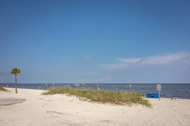 Building Photo - TDY & Snow Birds 2/1.5!