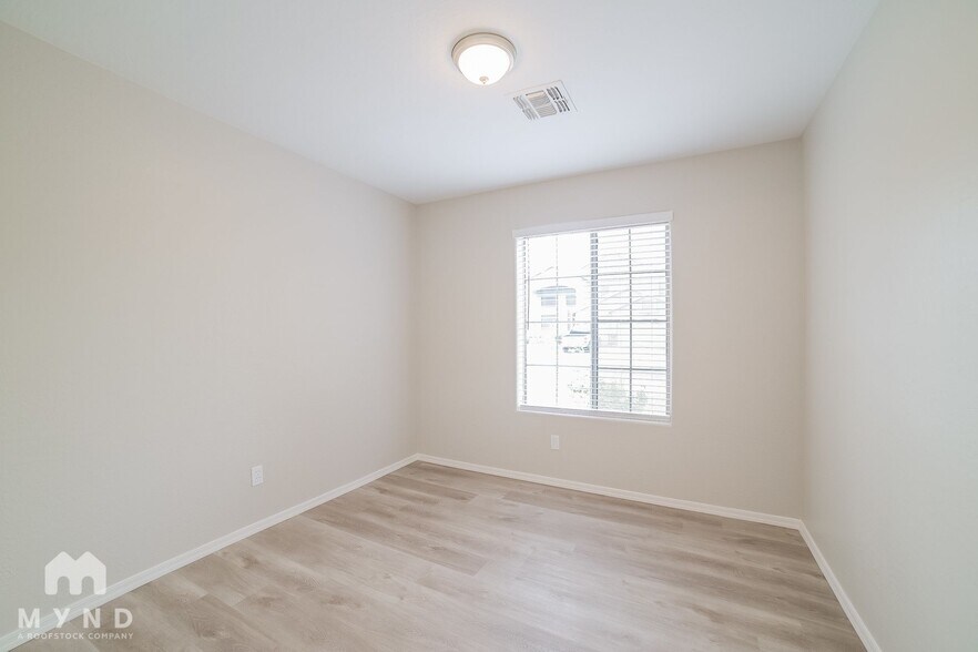 Building Photo - 2236 S 82nd Ln