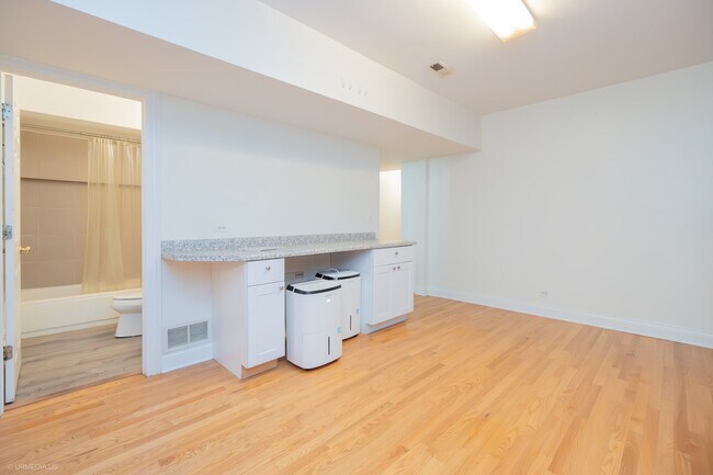 Building Photo - 822 S Bishop St
