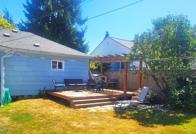 Building Photo - Charming Two Bedroom Home with Beautiful Y...