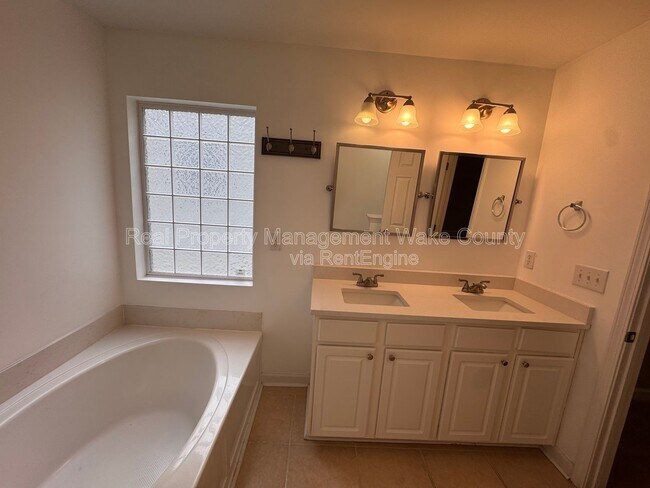 Building Photo - 912 Spring Meadow Dr