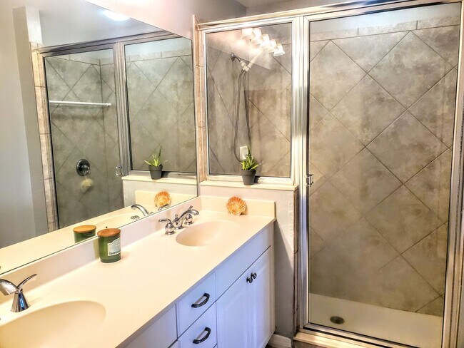 Building Photo - ANNUAL UNFURNISHED 2 bed 2 bath ground floor water front condo in Bradenton