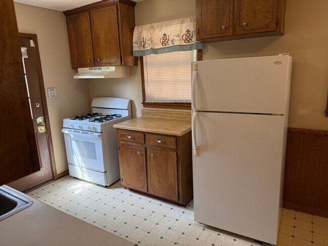 Building Photo - SELF TOURING AVAILABLE - Nice House with F...