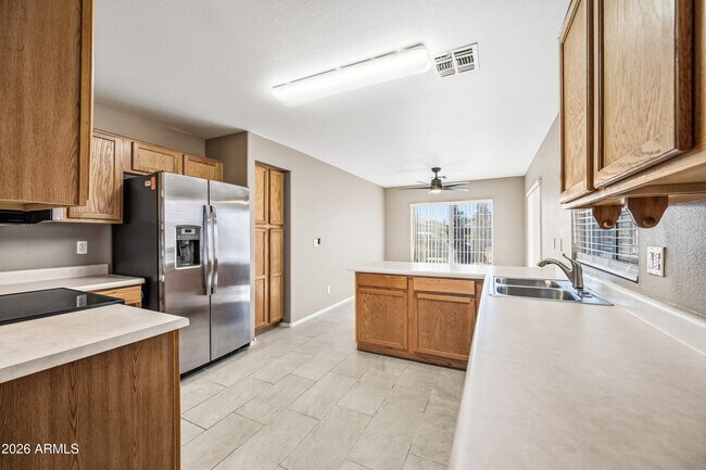 Building Photo - 858 E Monterey St