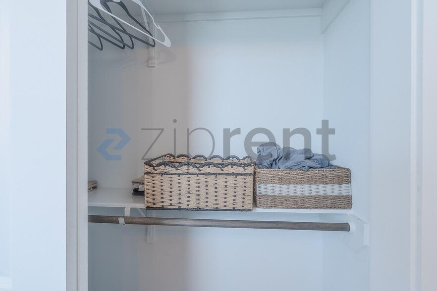 Building Photo - Unit B