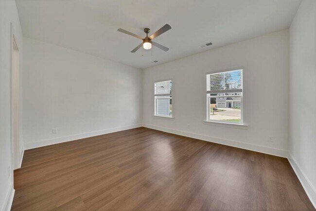 Building Photo - Spacious 3 Bedroom House with Primary Suite on Main Level