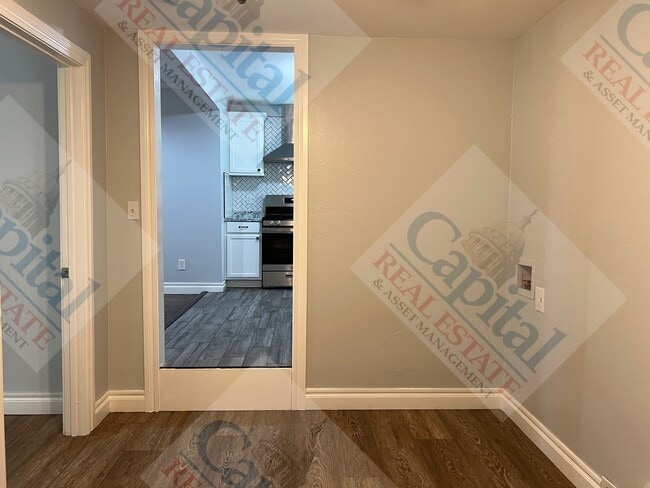 Building Photo - Updated 3 Bedroom