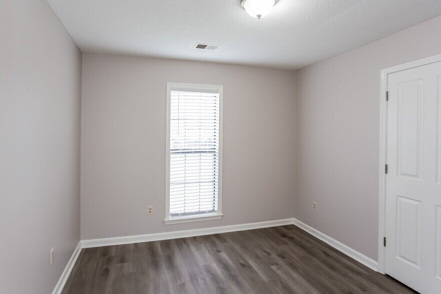 Building Photo - 7327 Mallard Creek Dr