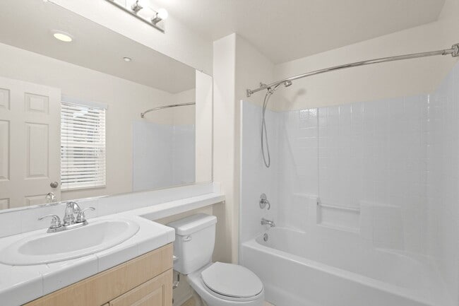 Building Photo - Act Fast: Charming Townhome in Central San...