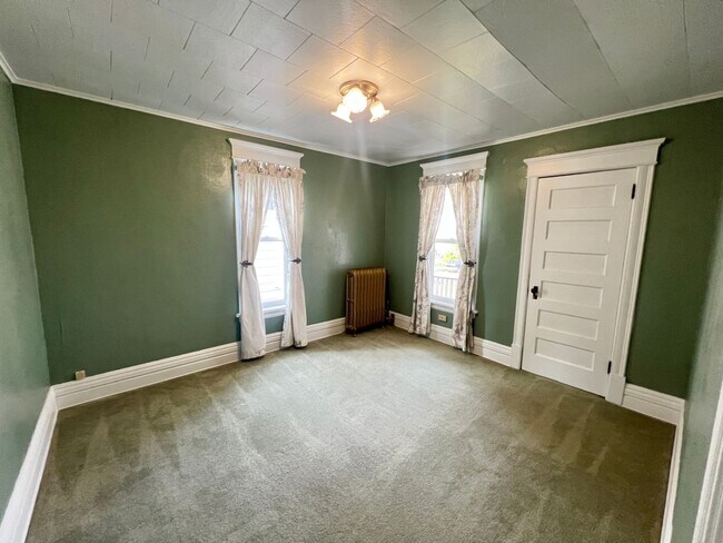 Building Photo - AVAILABLE JUNE - Upper 2 Bed 1 Bath Apt w/ Private Laundry