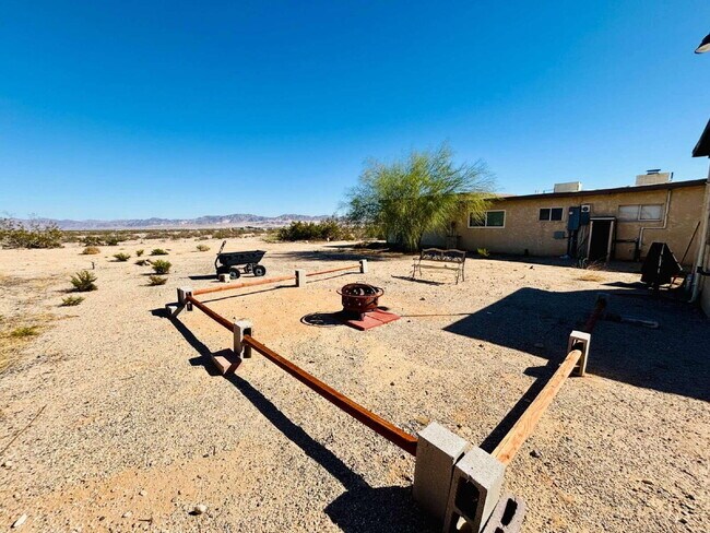 Building Photo - 4 bedrooms, 2 kitchens, 2.5 bathrooms, lau...