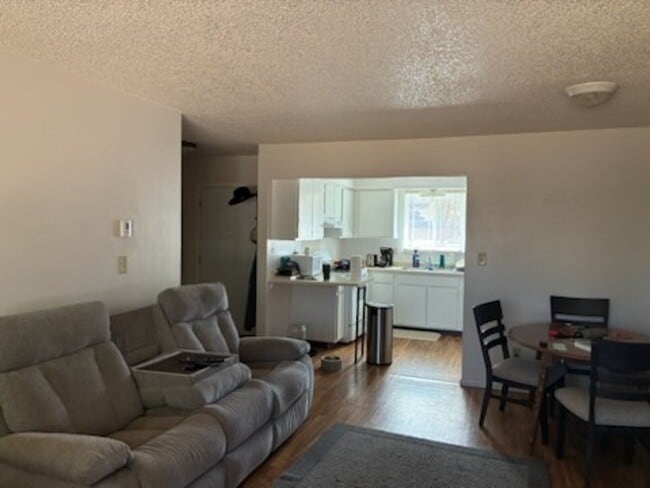 Building Photo - Remodeled 2 Bed 1 Bath Duplex in North For...