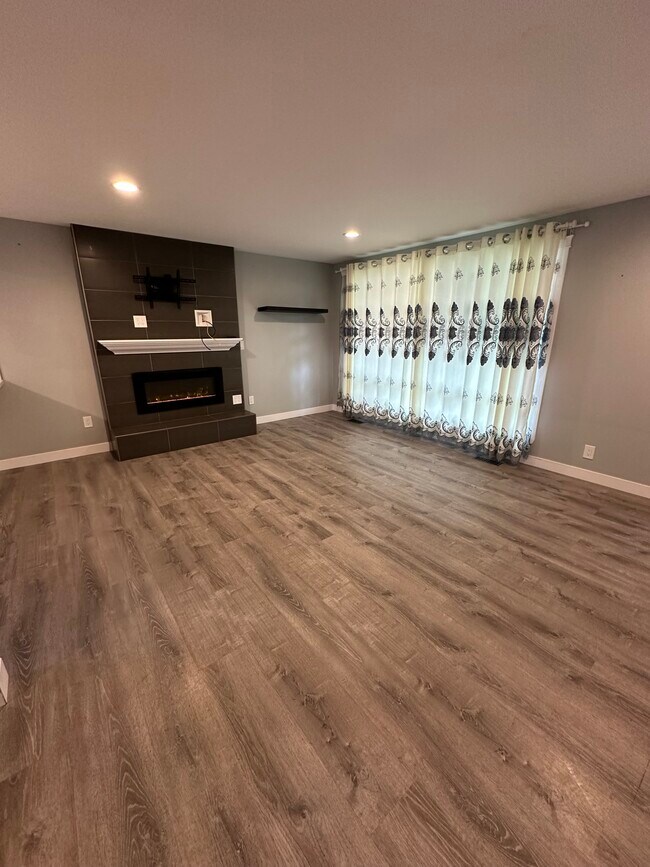 Living room - 714 N 179th St