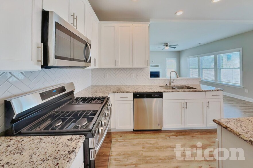 Building Photo - 834 Lakemont Dr