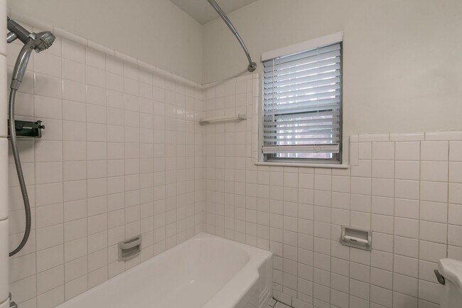 Building Photo - UPDATED 2 bedroom, 1 bathroom with 1 garage space