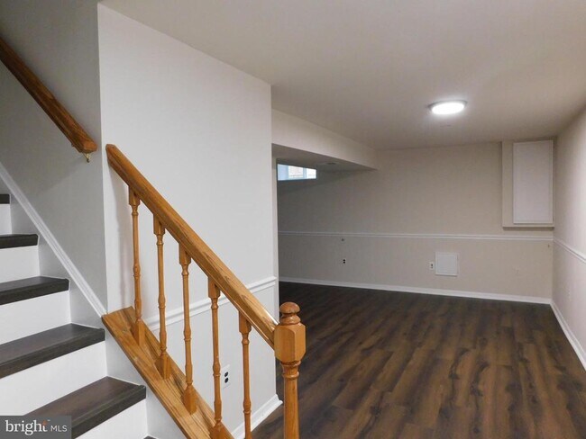 Building Photo - 916 Pointer Ridge Dr