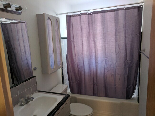 Building Photo - 2 Bedroom and 1 Bath Rental