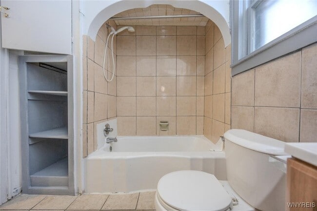 Building Photo - 68 Sirret St