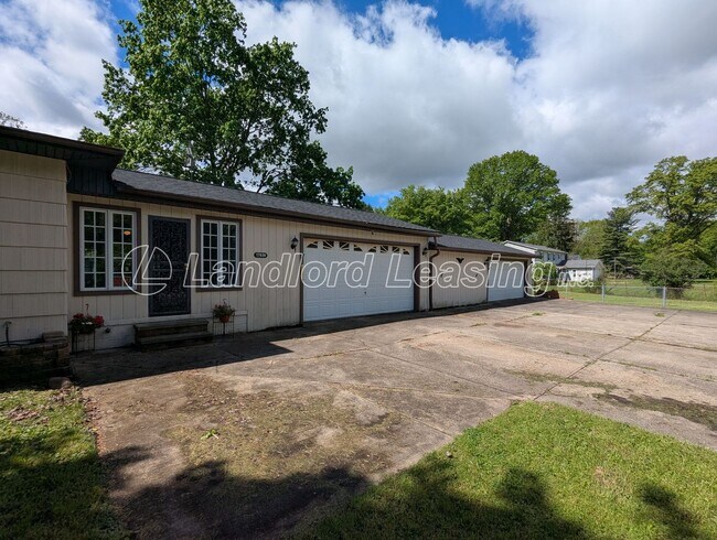 Building Photo - Spacious Split-Level Home in Columbia Stat...