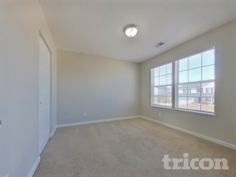 Building Photo - 490 Fox Trot Dr