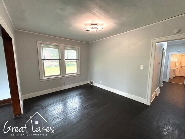 Building Photo - Beautiful 2 Bedroom 1 Bathroom now available for rent