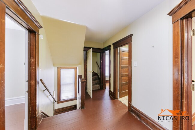 Building Photo - 2064 Indianola Ave