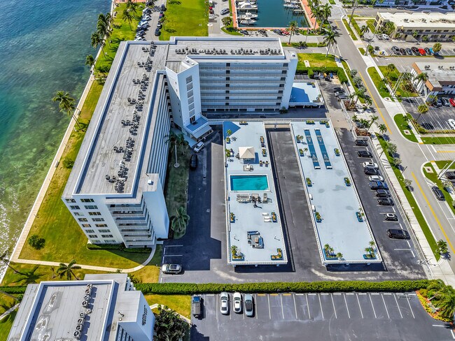 Building Photo - 301 Lake Shore Dr
