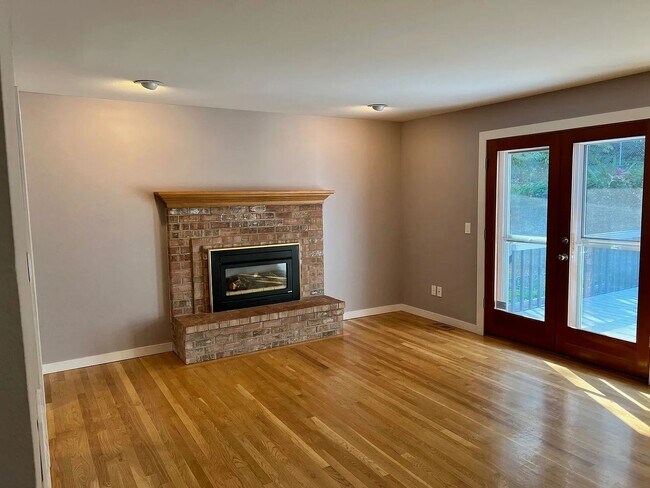 Building Photo - STUNNING CUSTOM HOME! IN STEILACOOM- MINUT...