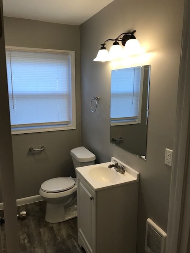 Building Photo - 3 Bedroom 1 Bathroom Single Family Home! A...