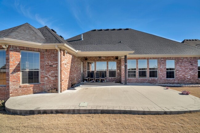 Building Photo - Executive Bentonville Home convenient to WM Home Office and more!