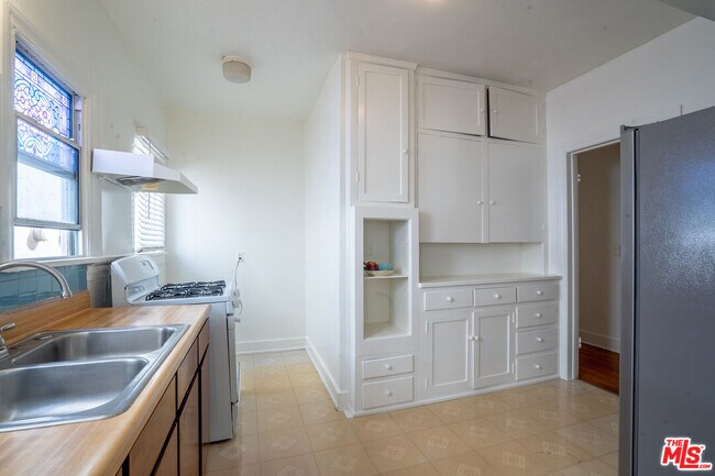 Building Photo - 162 S Berendo St